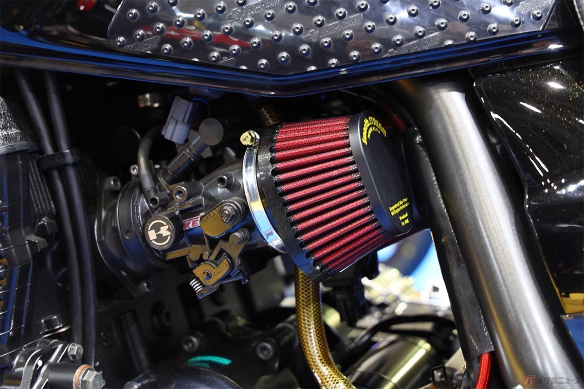 エアフィルターも汚れていると、エンジンへの空気がしっかりと送り込まれなくなり、エンジンの出力低下を招く原因になる