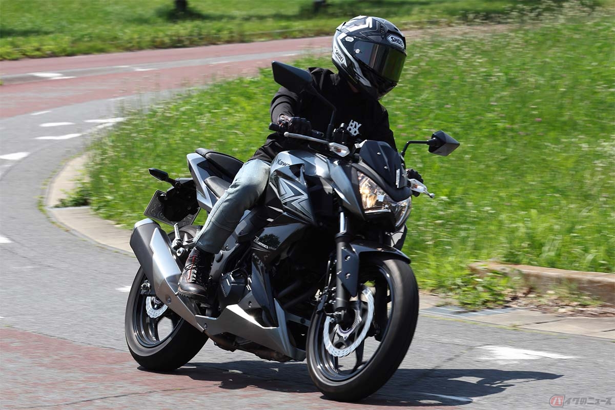 カワサキ「Z250」の走りを楽しむ石塚健選手