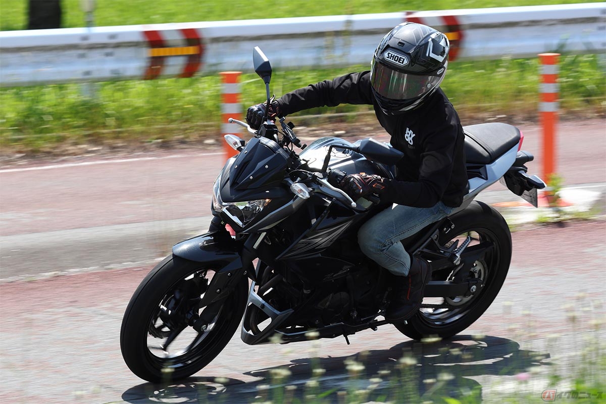カワサキ「Z250」の走りを楽しむ石塚健選手
