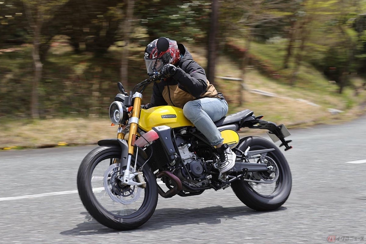 ファンティック「キャバレロ スクランブラー500」の走りを楽しむクリステル・チアリさん