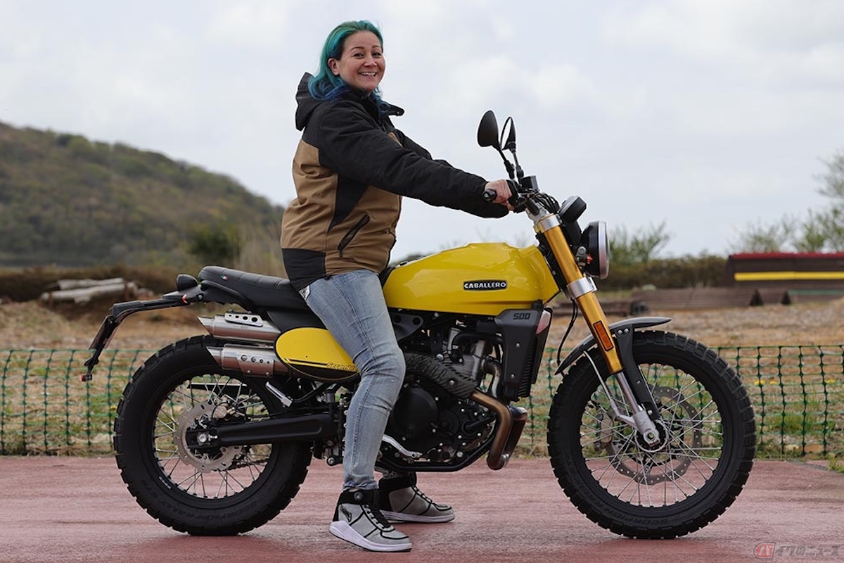 ファンティック「キャバレロ スクランブラー500」の足つき(身長170cm)