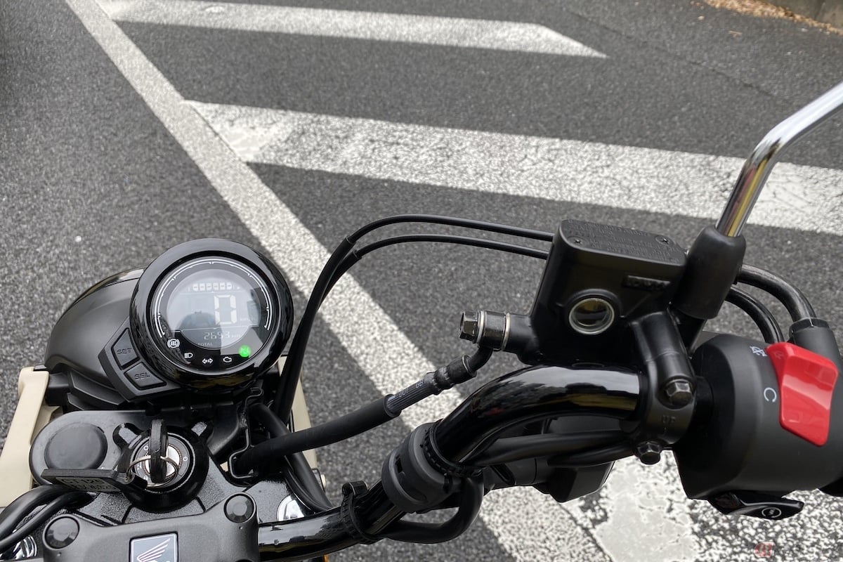 ゼブラゾーンをバイクで走行する行為は違反ではない