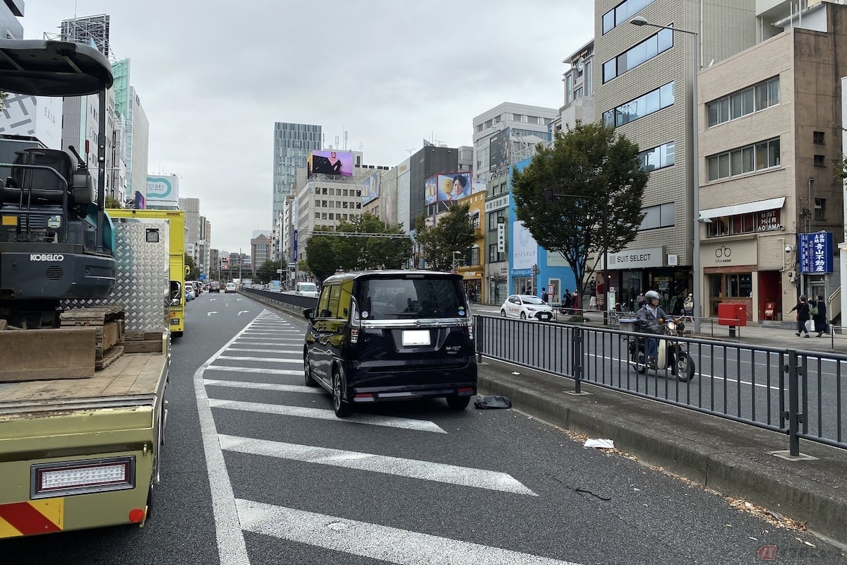 ゼブラゾーンをバイクで走行する行為は違反ではないが安全のために安易には走行しない方がよい