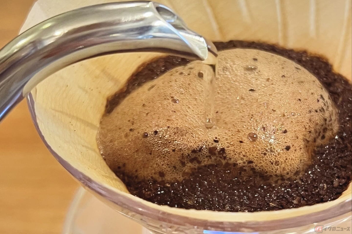 ドリップ中のコーヒー。昨今は燃料価格高騰による輸送費上昇や円安などにより販売価格を上げざるを得ない状況にあります