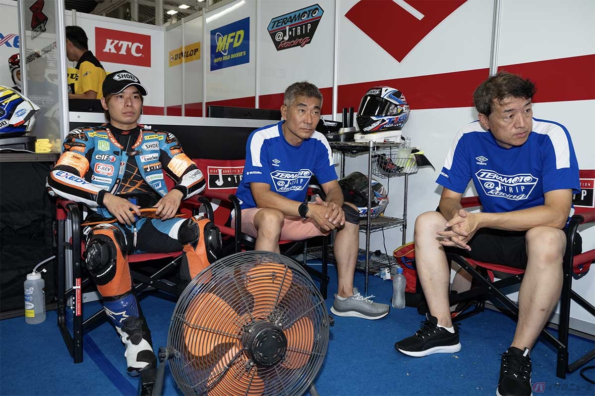 ピットで走行時間を待つレーシングライダーの石塚健選手