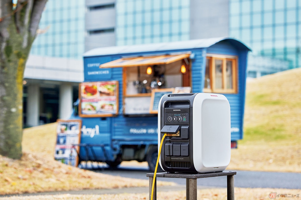 ホンダが発売したポータブル電源「Honda Power Pod e:」を使用するイメージ