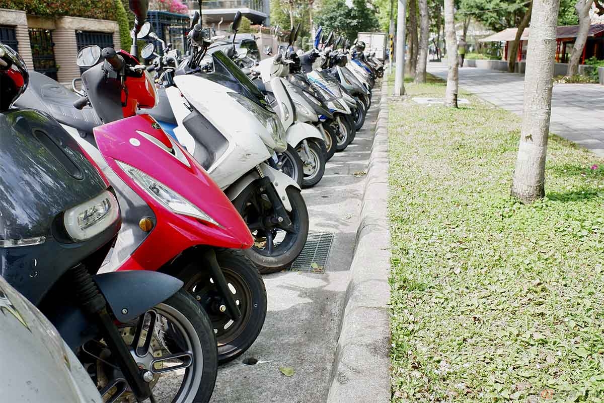 バイクに貼られる買い取りチラシの中には、窃盗団が貼り付けているケースがある