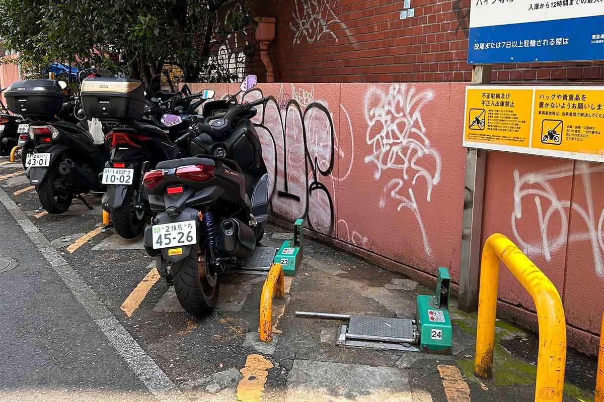 バイク用のフラップ式駐車場