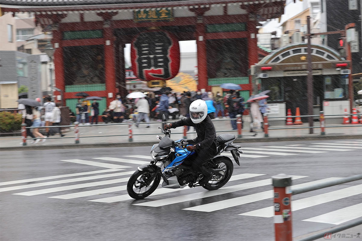 急に雨が降ってきた際の対処法ひとつ目の対処方法としては、バイクの速度を落とすこと