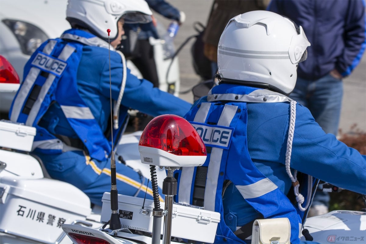 白バイそっくりにカスタムしたバイクで公道を走る行為は違法になる可能性がある