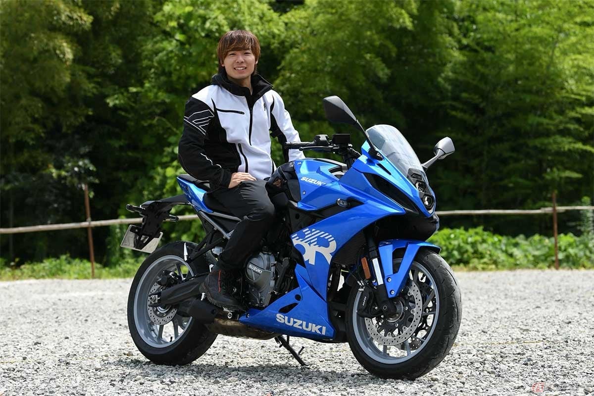 スズキ「GSX-8R」とレーシングライダーの石塚健選手