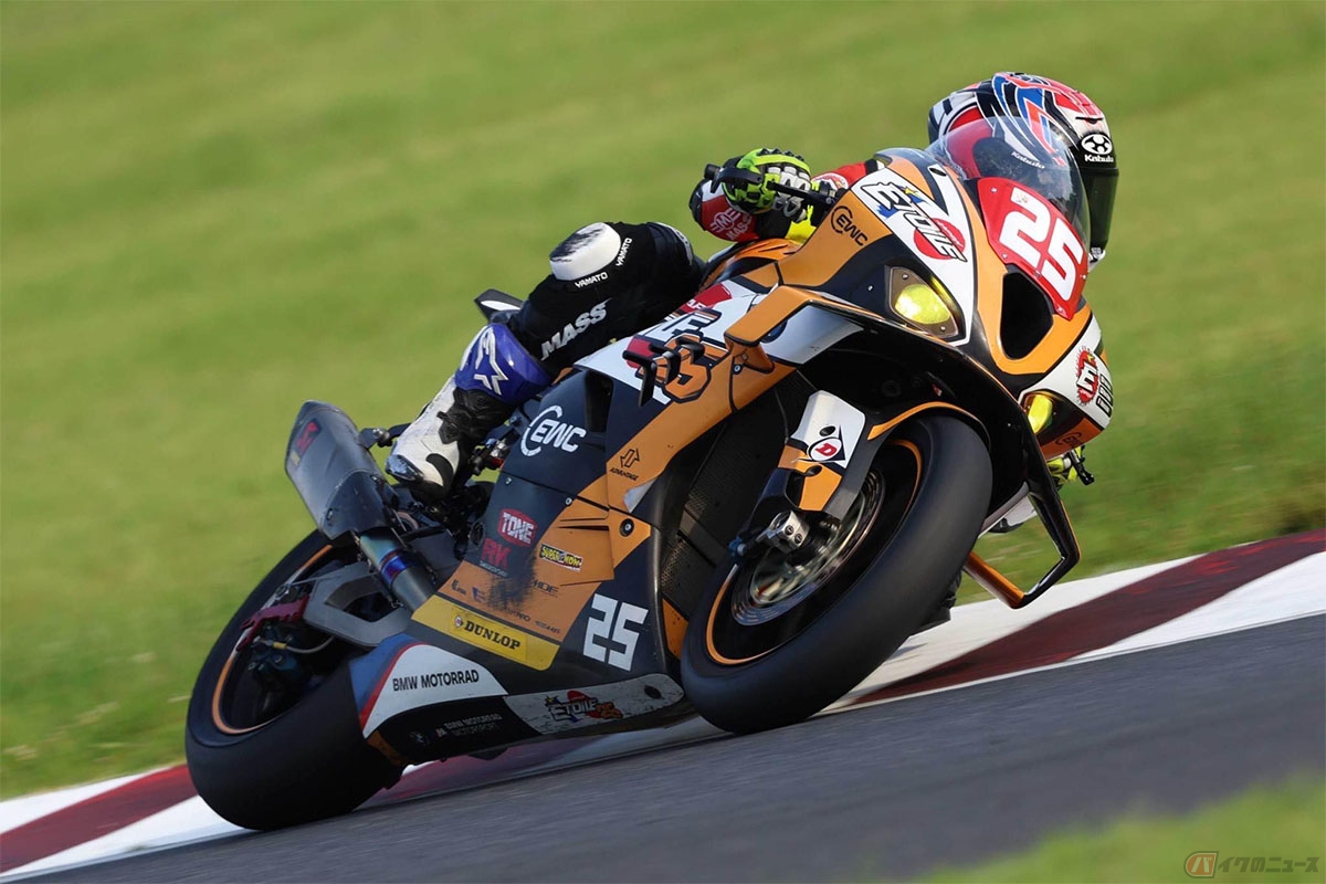 鈴鹿8耐で鈴鹿サーキットを走る大久保光選手