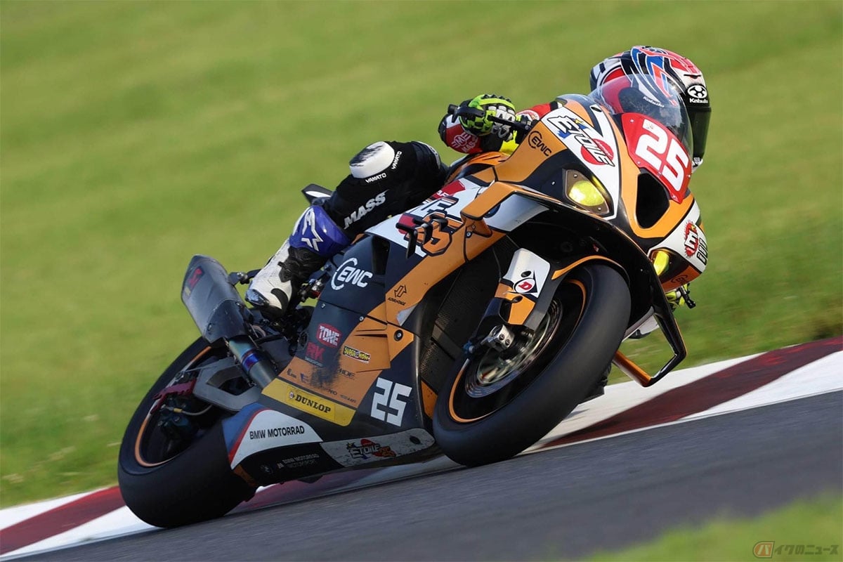 鈴鹿8耐で鈴鹿サーキットを走る大久保光選手