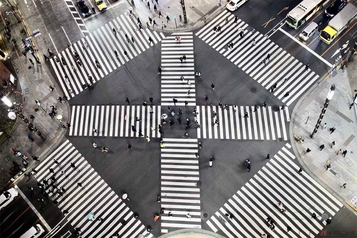 横断歩道の近くを歩行している人がいたり、渡ろうとしている人がいれば、バイクやクルマなどの車両は必ず減速や停止をしなければならない