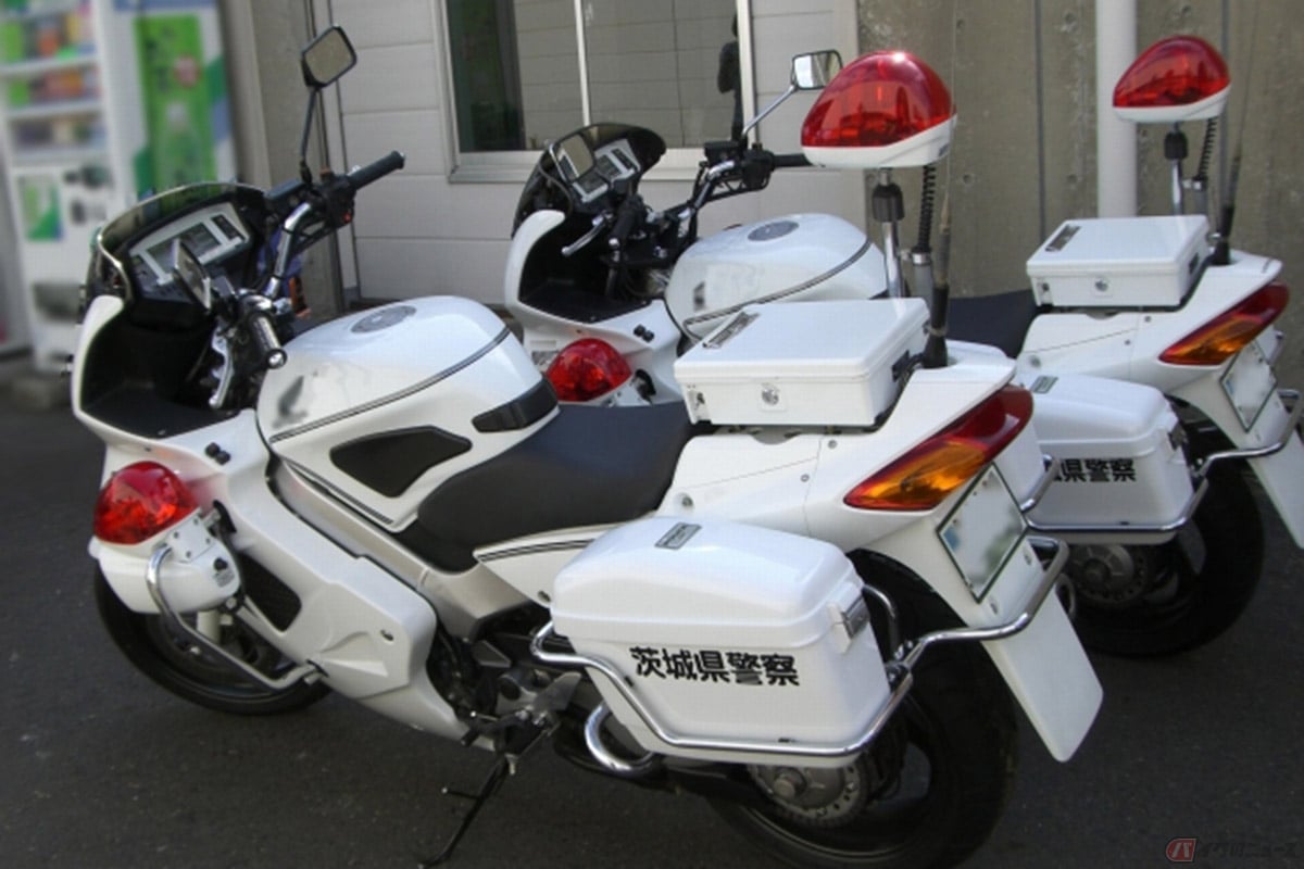 白バイの特徴的な装備として、まず車両後部に取り付けられた赤色の回転灯が挙げられる