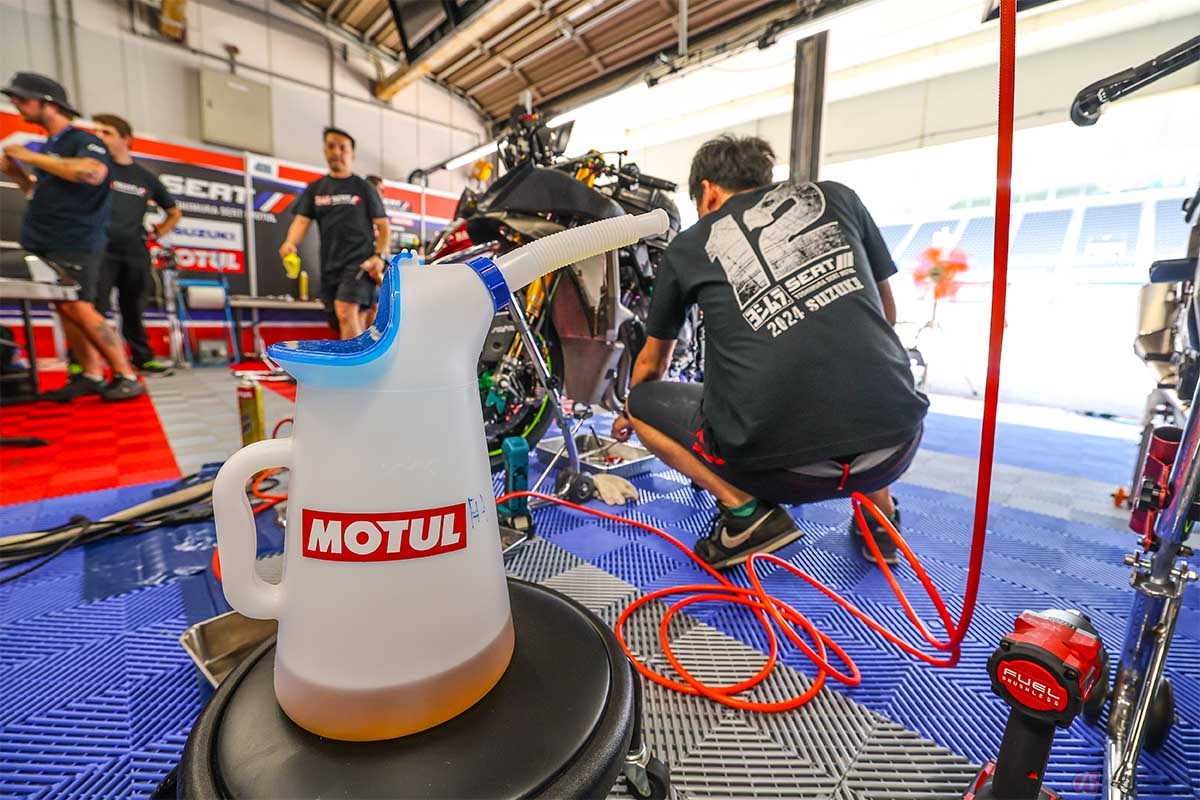 Motulの名を掲げるYoshimura SERT Motul(車両#12:スズキ)