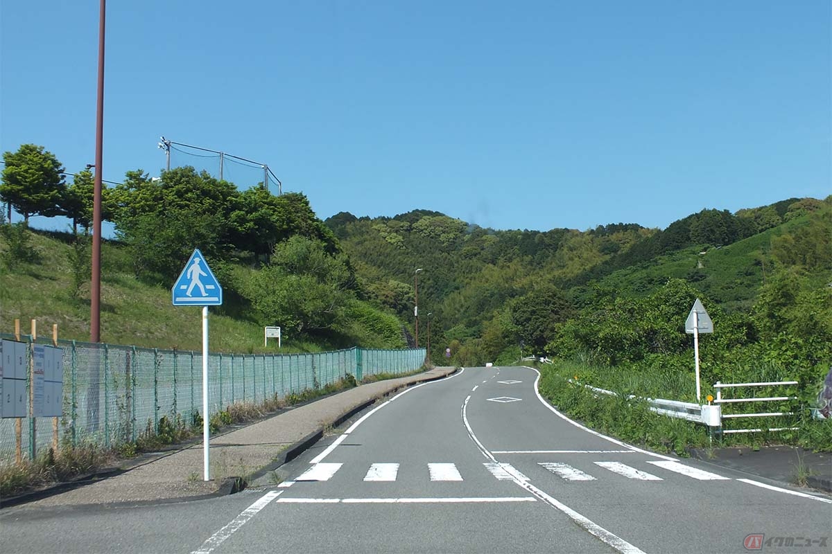 歩道は横断歩道と同様に歩行者を守るために設けられたエリアであるため、車両は歩行者を優先しなければならない