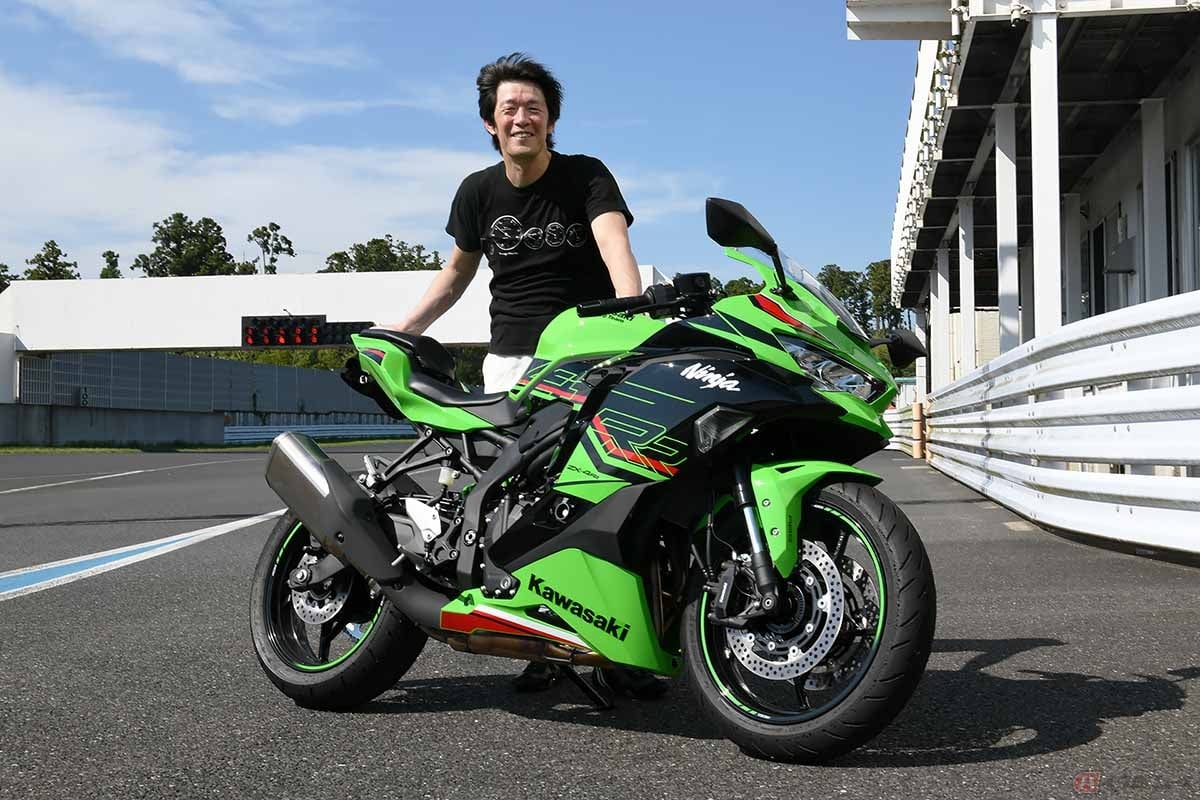 カワサキ「Ninja ZX-4R SE」と筆者(伊丹孝裕)