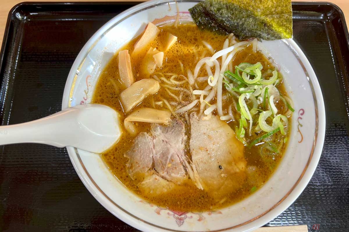 長野道「梓川SA」(下り)で食した「梓川ハルピンラーメン」(920円)は、辛さはあるものの「真っ赤なスープで激辛!」ではなく、甘みと香りが迫る奥深い味わい。見た目は昔ながらの中華そば風でもある。初体験の味だった