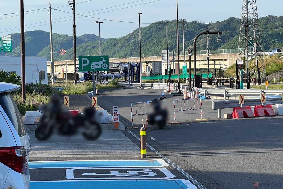 屋根は無いが、2輪専用の駐車スペースも確認できた