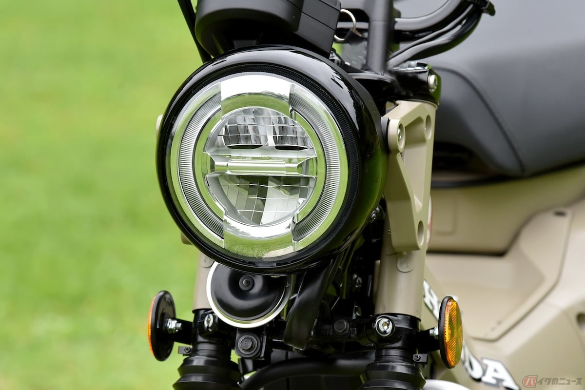 ヘッドライトなど、すべての灯火類にLEDが採用されている