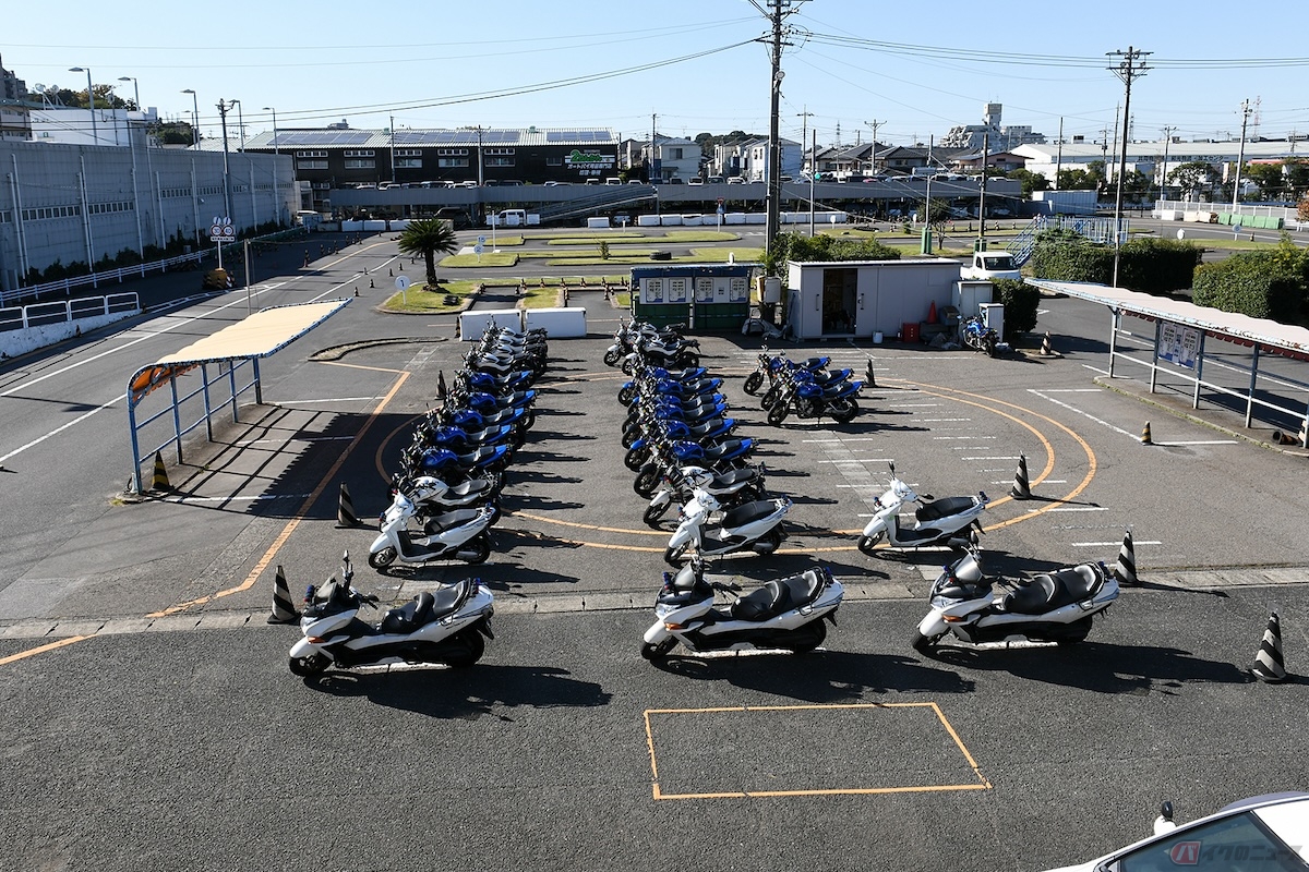 2018年の道路交通法施行規則の改正により、「AT小型限定普通二輪免許に係る1日の技能教習時間の上限等」が見直された