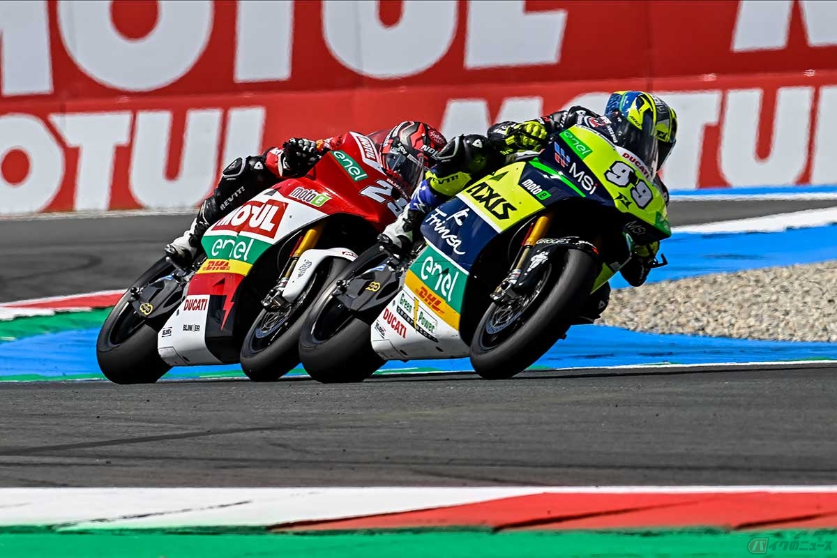 【MotoE第5戦オランダ大会】レース1でのオスカル・グティエレス選手(#99)とニコラス・スピネッリ選手(#29)のポジション争い
