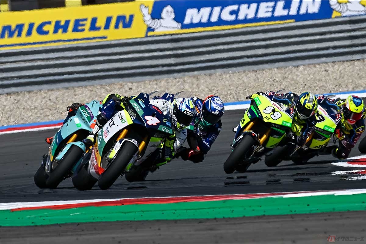 レース2はエクトル・ガルソ選手(#4)、グティエレス選手(#99)を含む複数名のライダーによって、激しい2番手争いが展開された