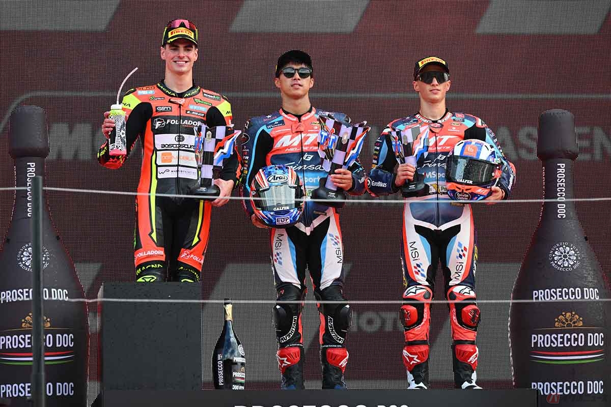 【MotoGP第8戦オランダGP】Moto2クラスで今季2度目の優勝を果たした小椋選手(中央)、2位のアルデグエル選手(左)、3位のガルシア選手(右)