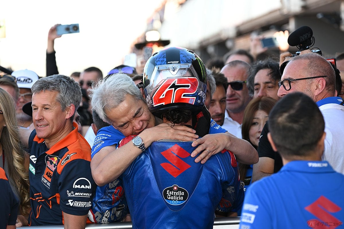 チームスズキエクスターとしてMotoGP 活動停止前最後のレース(2022年11月6日バレンシアGP)で優勝を飾ったアレックス・リンス選手と抱き合う佐原伸一さん