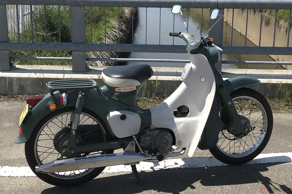 1962年型スーパーカブC100。原付一種登録だと制限速度30km/hなので、原付二種のC105用ピストンを組み込み、燃焼室もC105仕様に加工して、55ccの原付二種=黄色ナンバーで登録しています。登録時には「排気量変更届け」を提出しました