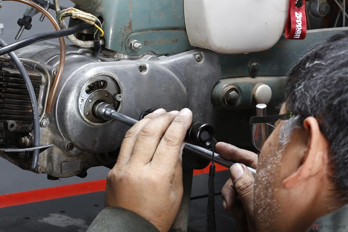 左側クランクケースカバーを取り外した方がメンテナンス性は圧倒的に良いと思います。慣れてくればポイント点検用の丸カバーを取り外すことで、ポイントコンディションの確認と点検調整は可能です。クランクをゆっくり回してポイントが開いた瞬間が着火タイミングになります