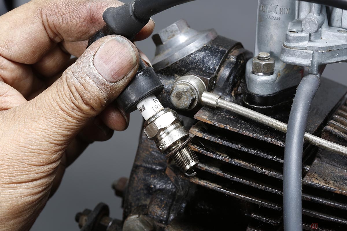 しばらく放置していた車両はポイント接点が汚れていることが多く、それが原因で、スパークプラグに火が飛ばないこともあります。ポイントクリーニングと調整後は、キックを踏み込むとバシバシバシッとプラグから火花が飛ぶようになりました