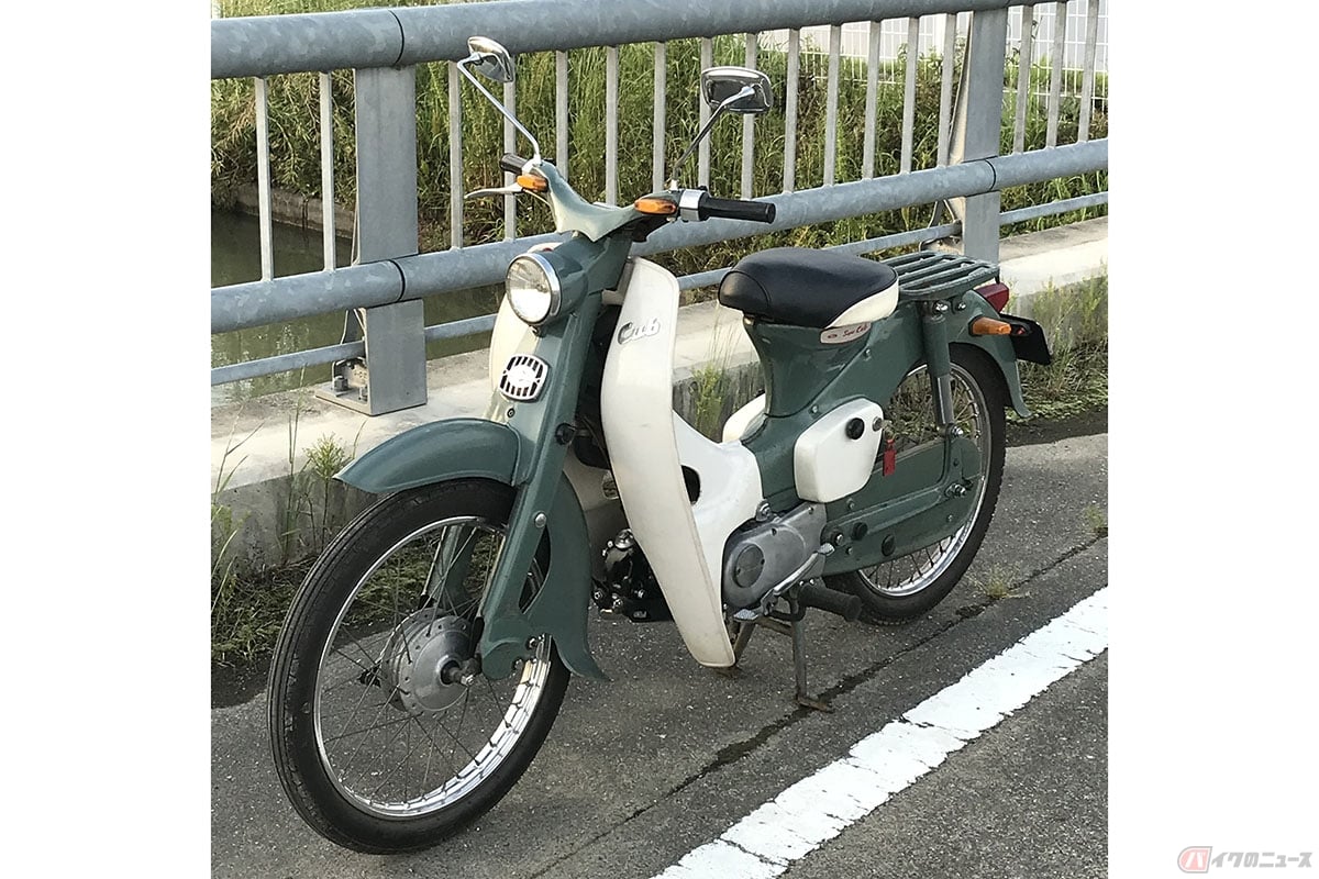 1962年、昭和37年の10月に、三重県鈴鹿市の本田技研工業鈴鹿製作所から出荷されたスーパーカブC100。交通安全の反射ステッカーが愛知県なので、新車当時は愛知県へ出荷されたと思われます。もっともっとコンディション良く仕上げたいと思います