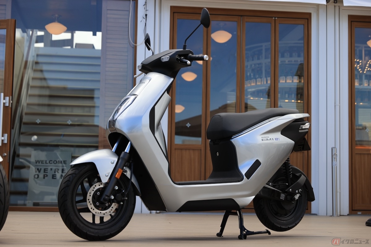 エンジンがないので、ガソリンバイクの特徴ともいえるマフラーやそれをつなぐエキゾーストパイプもない