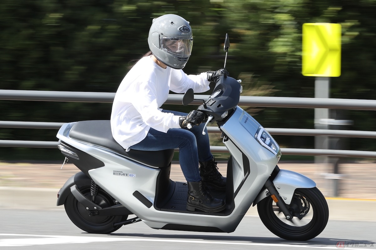 電動バイクを運転してみるとガソリンバイクにはないパワフルな加速力に驚くかも
