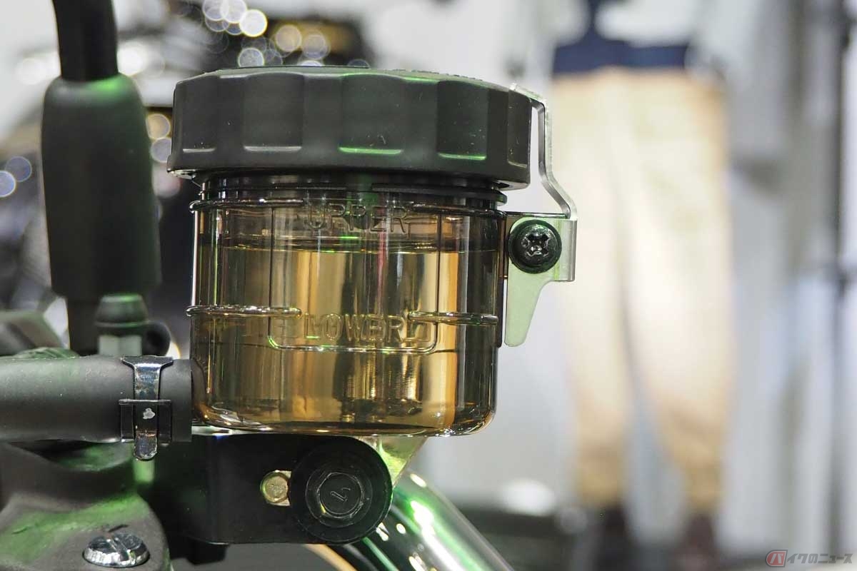 フロントブレーキのマスターシリンダーに繋がるタンク(カップ)。中に入っている液体を「ブレーキオイル」と呼ぶ人も多いが……