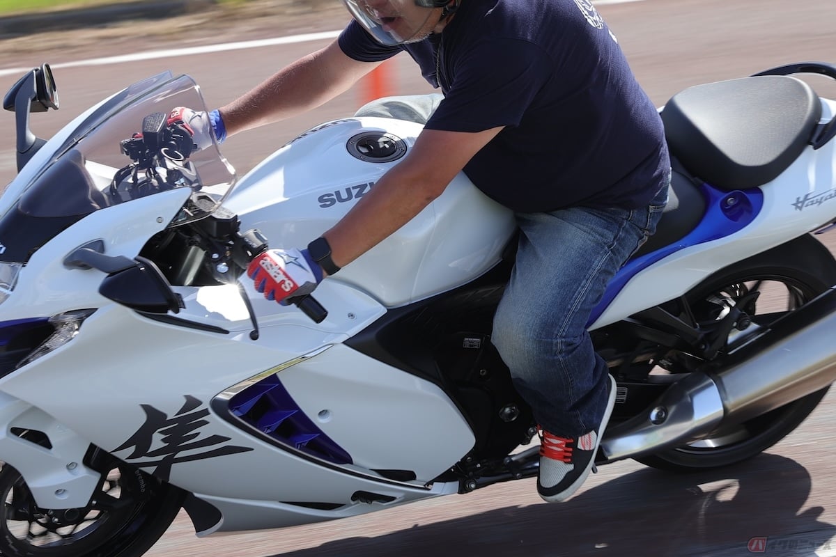 夏場は半袖や半ズボンといった軽装でバイクを運転する人を目にする機会も少なくない