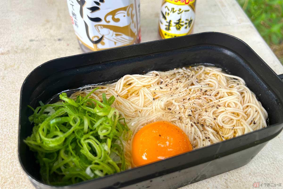 主に白だしとごま油で作る「冷やしそうめん」は、手軽に作れる夏のキャンプツーリング料理としても優秀！