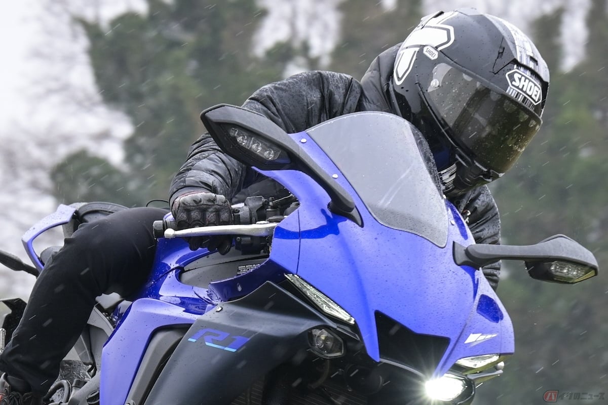 フロントカウルやスクリーンは、走行中に前方から打ちつける雨が身体に与える影響も減らしてくれる
