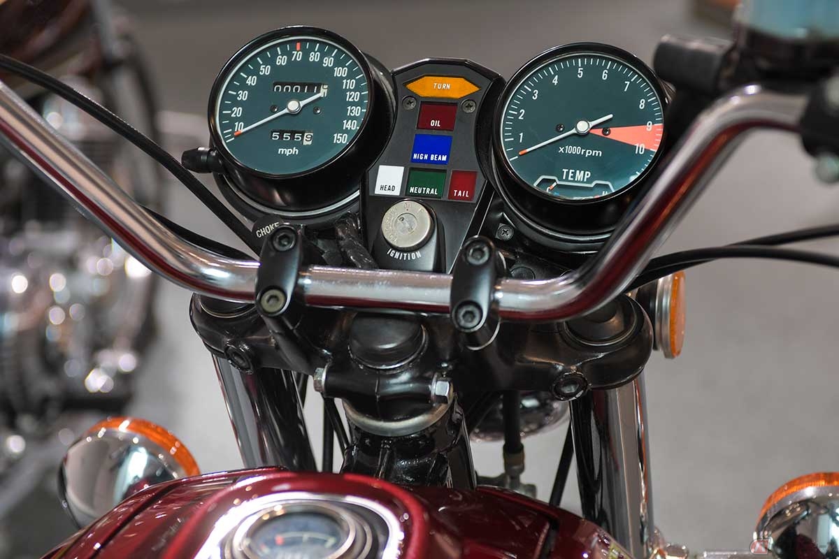 2眼式のメーター。スピードは150mph(241km/h)まで、タコメーターは9000rpmからレッドゾーンと表示されている