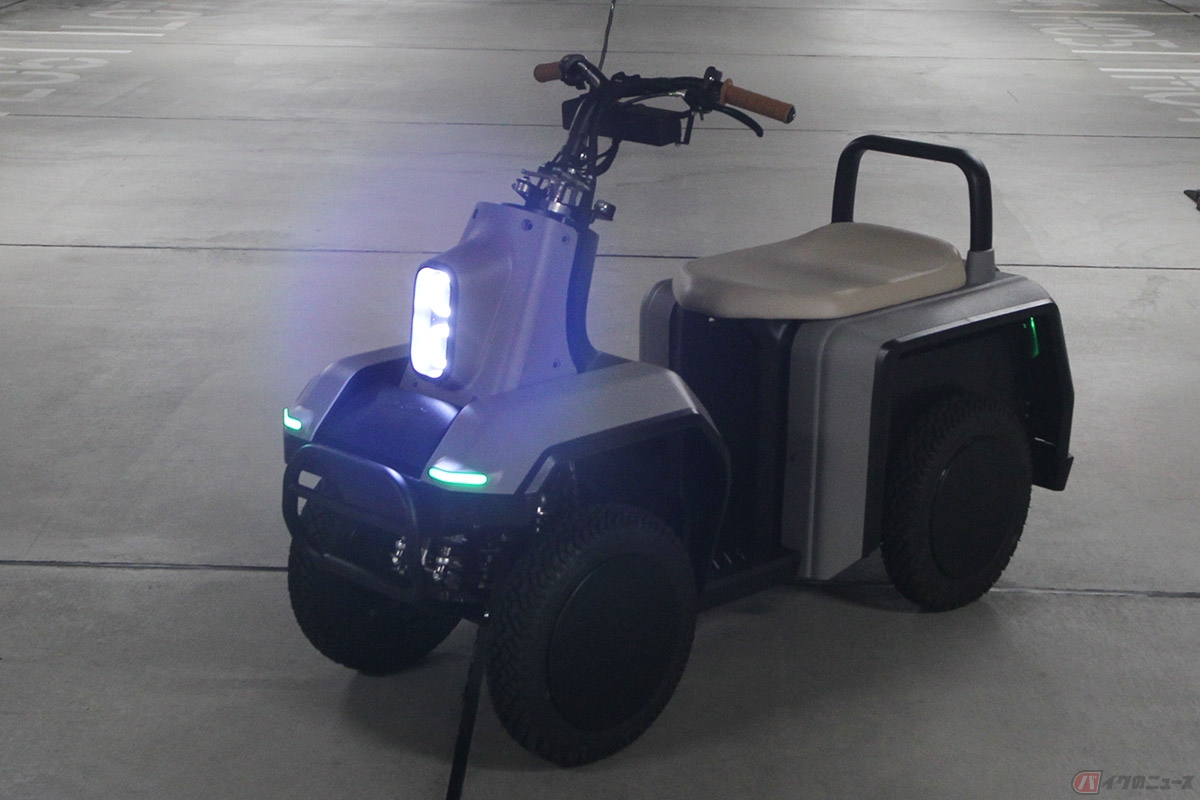 glafitが開発中の四輪型特定小型原付プロトタイプ。自立する点も特徴の一つです