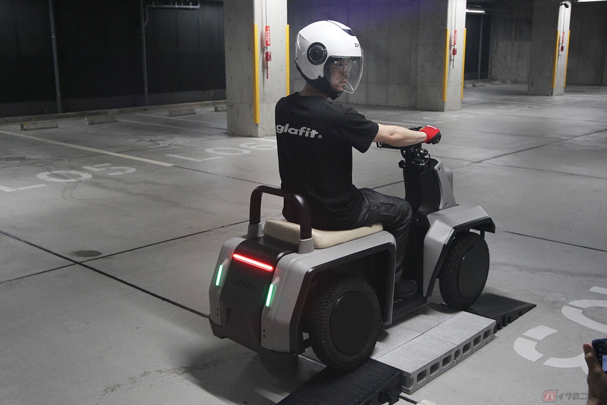 glafitが開発中の四輪型特定小型原付プロトタイプ(写真のライダーはglafitのスタッフ)。アイシンが開発中の「リーンステア制御」を搭載することで、段差を乗り越えても車体が傾かずに安定して走行することができます