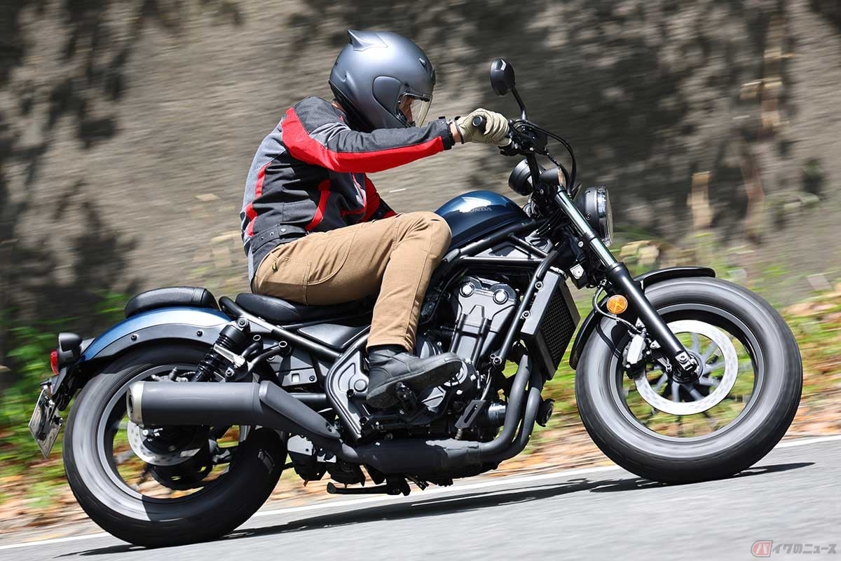 ホンダ「Rebel 500」に試乗する筆者(松井勉)