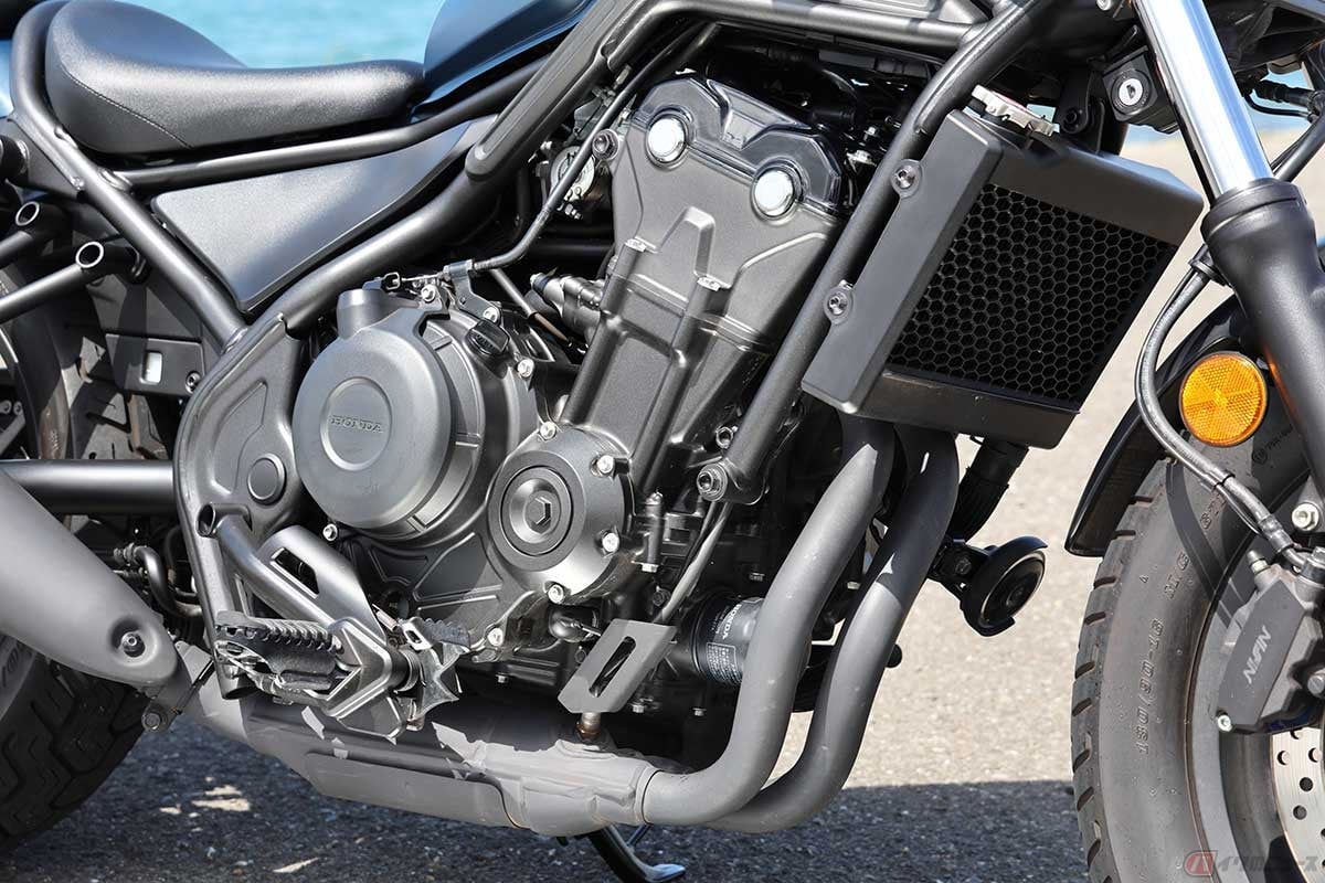 排気量471ccの直列2気筒エンジンを搭載。エンジンやフレーム、ホイールなどをブラックアウトすることにより、シンプルさとタフな印象を演出