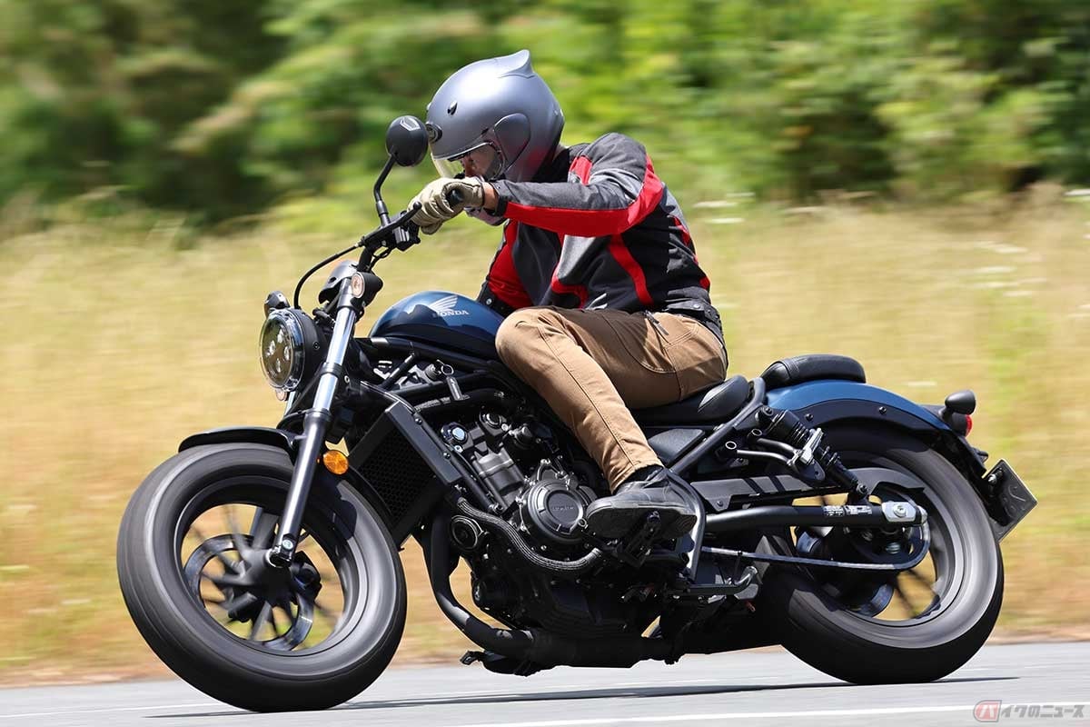 クルーザースタイルではあるものの、コーナリングや高速道路での走りはミドルクラスのネイキッドバイクといった趣を見せる