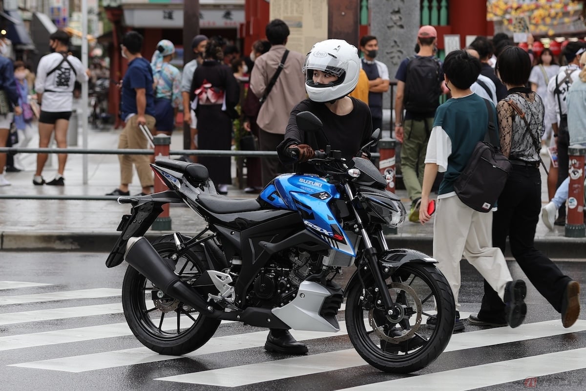 バイクを押して歩いている人は、歩行者と見なされる