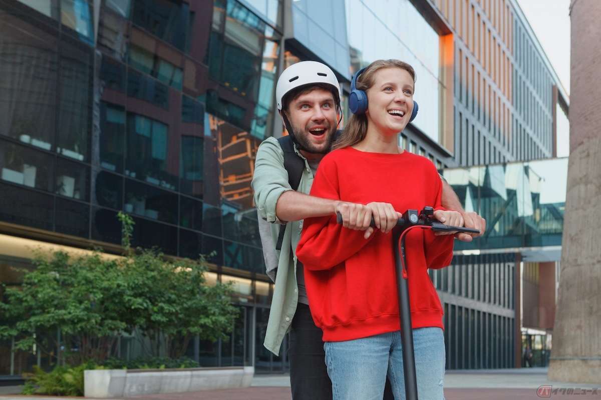 電動キックボードは1人乗りであると知っているにも関わらず、2人や3人で乗って利用している悪質なケースも話題になっている