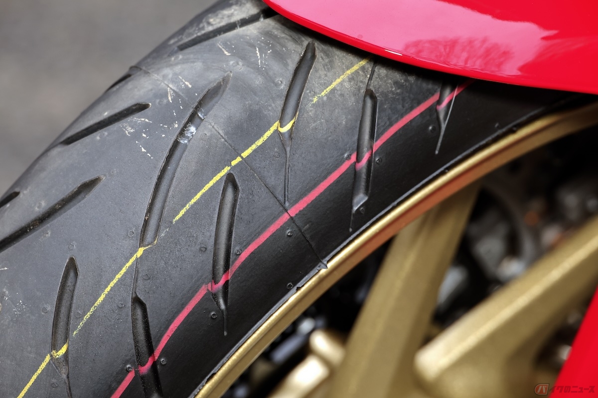 タイヤ選びでは、サイズだけでなく、溝の形状や深さも重要な要素となる