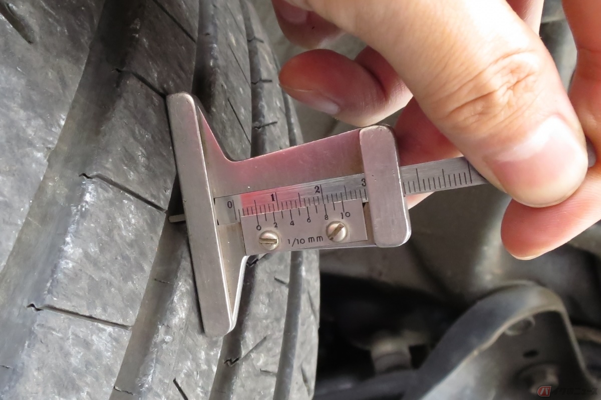 より正確に溝の深さを測定したい場合は、デプスゲージを使用する